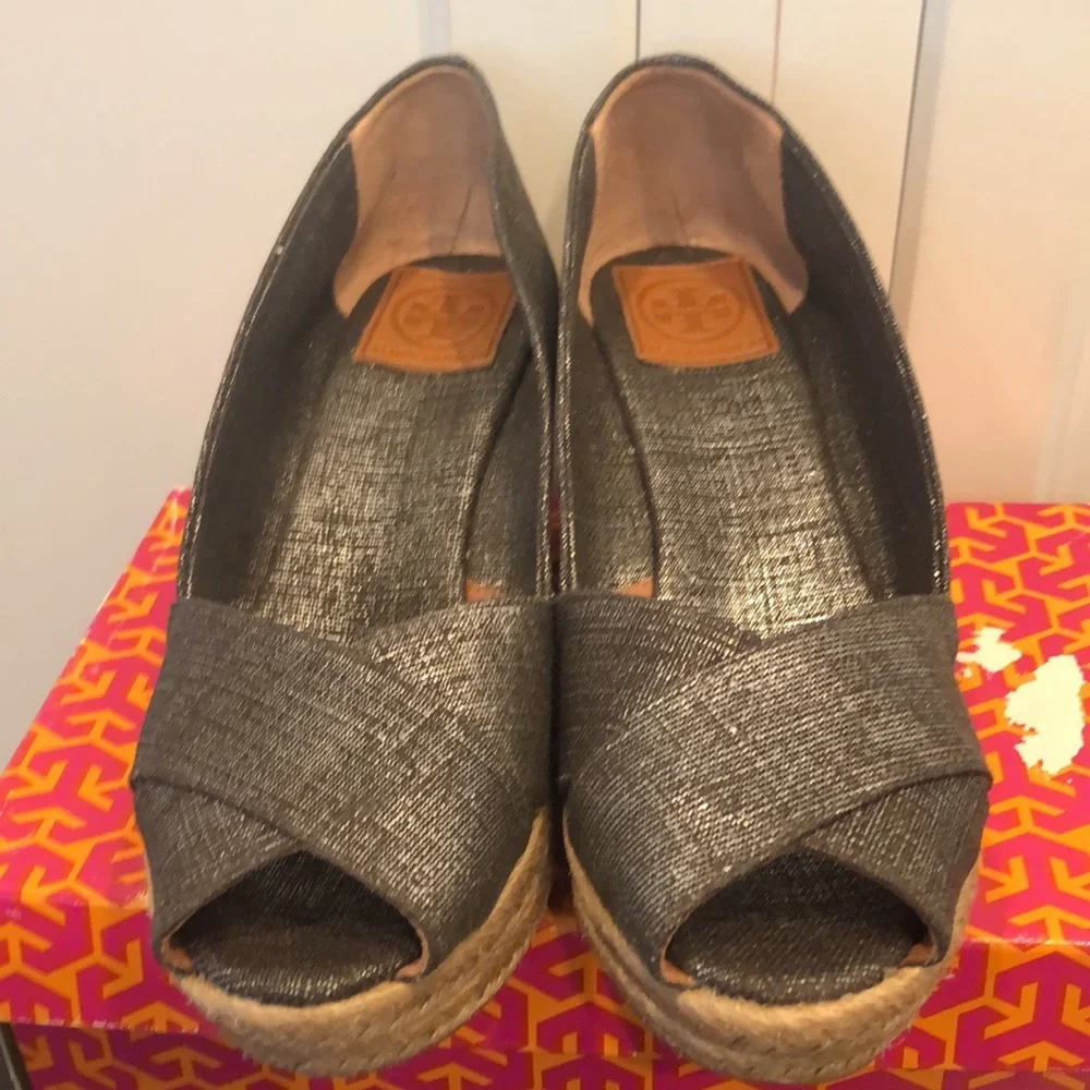 🎉🎉🎉NIB Tory Burch Filipa Wedge Pewter Silver 10.5/9.5